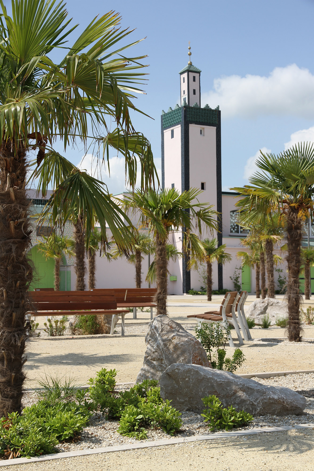 La place Franco-mauresque et la vue sur le minaret de la mosquée de Mantes-la-Jolie